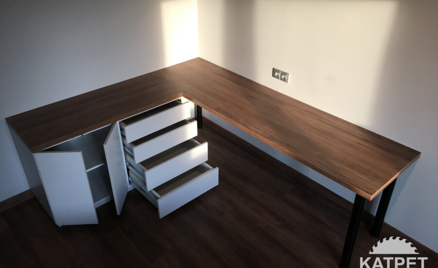 Pracovní stůl tvaru L