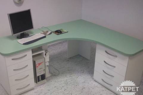 Kancelářské a pracovní stoly