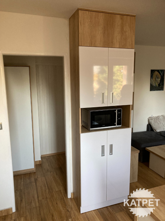 Potravinová skříň s prostorem pro volně stojící mikrovlnnou troubu – byt Olomouc